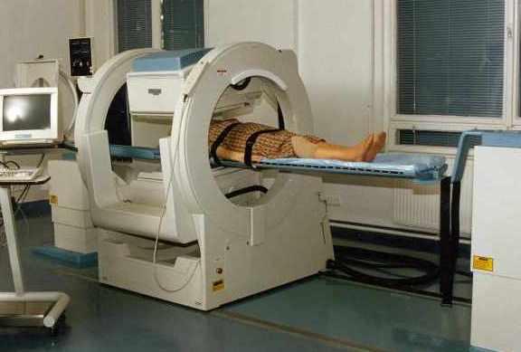 Single Photon Emission Computed Tomography (SPECT) Eine oder mehrere Gammakameras rotieren um den Körper und