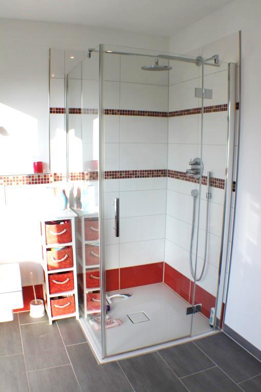 Ein weiteres Badezimmer, welches von dem Flur aus zugänglich ist, bietet ebenso angenehmen Komfort: modern