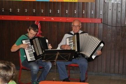 Cello mit Frau Uzal Trompete mit Frau Mußler Gitarre mit Herrn Flor Keyboard und Klavier mit Herrn Klavier mit Frau Gernold Klarinette und Saxophon mit Herrn Burghardt Engelhart Akkordeon mit Herrn