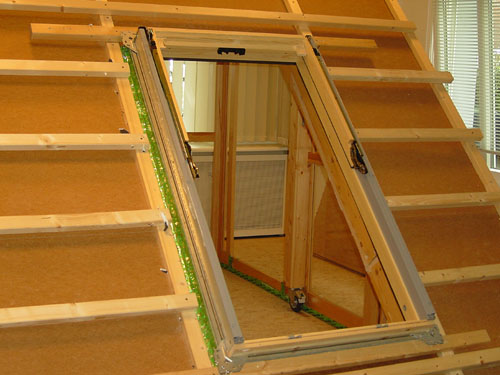 Einbau von VELUX Fenstern in ein Unterdach 6 Pavatex Klebeband an allen Seiten hochklappen und Hilfslatten an die markierten Stellen setzen.