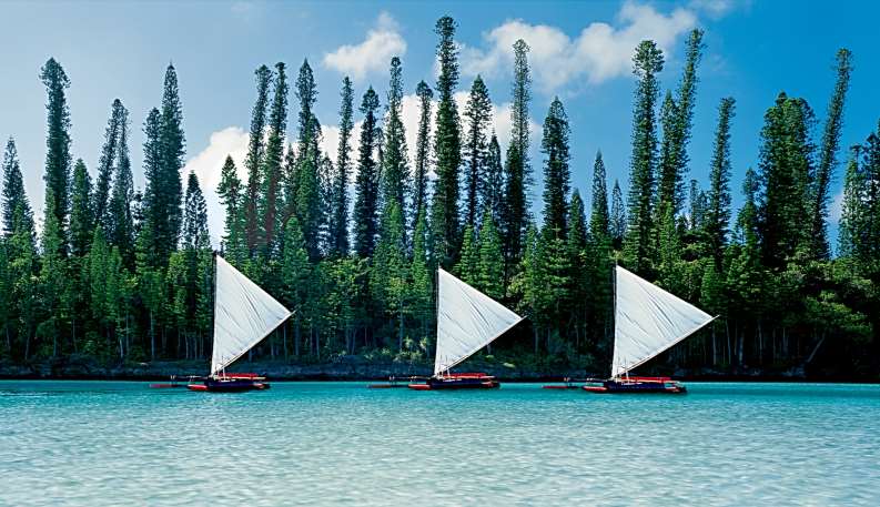 WORLD KOMBINATIONEN PASS Nouvelle Caledonie, 3 white Pirogues, Bild/Picture Partner of World-Travel.