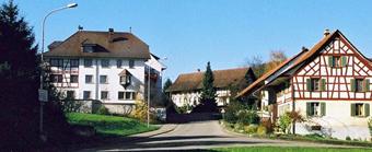 Lage Schneisingen das Bauerndorf Unser Dorf liegt unmittelbar an der Grenze zwischen den Kantonen Aargau und Zürich auf einem sonnigen Südhang.