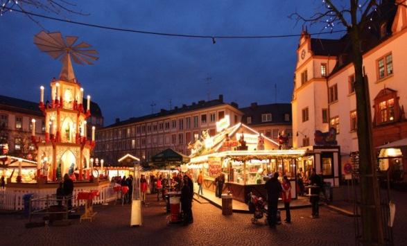 Wenn der 39 Meter hohe Lange Ludwig auf dem Luisenplatz komplett mit 30.000 LED- Lämpchen illuminiert ist, dann steht Weihnachten vor der Tür. Das Wahrzeichen weist Gästen den Weg, wenn am 26.