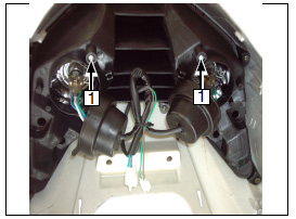 Rücklicht / Bremslicht Befestigungsschrauben (1) herausschrauben. Rücklichtabdeckung (2) vorsichtig abnehmen. Rück-/Bremslicht-Glühlampe (3) nach innen drücken und durch Linksdrehung entriegeln.