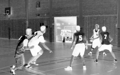 12 Basketball 13 Am meisten lernt man in der Bewegung, wenn man sie mit Freude ausübt. Dabei entwickeln sich auch soziale Fähigkeiten.