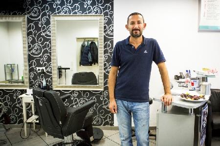 Menschen aus der Keupstraße Özcan Yildirim betreibt in der Keupstraße 29 in Köln-Mülheim seinen eigenen Friseursalon.