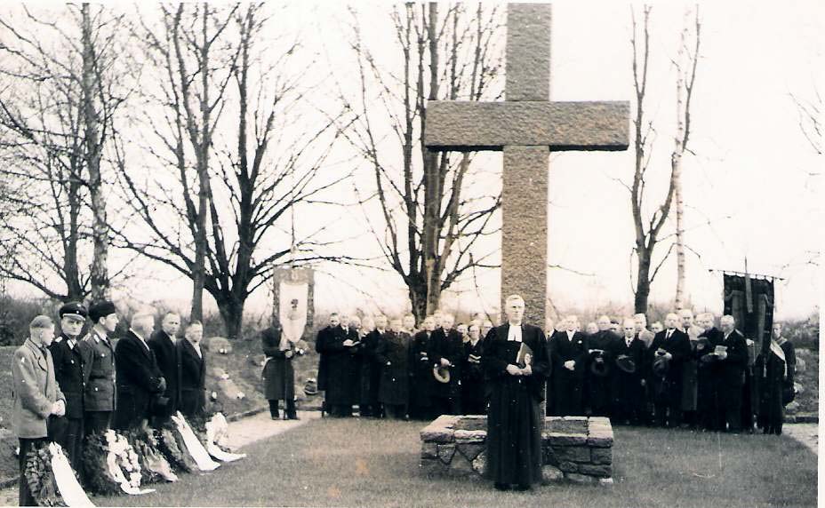 Gintofter Straße Neuer Friedhof von 1901 Links: Ehrenmal