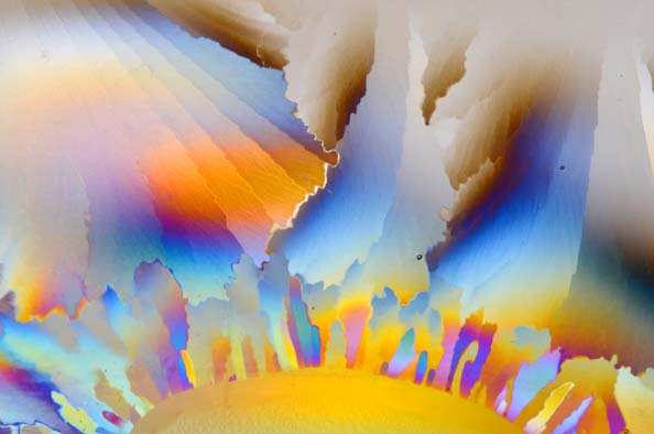 Dieses schöne, viel ausgeglichener und harmonisch wirkende Muster von Regenbogenfarben mit einer vom Fuß her aufgehenden Sonne zeigt an, dass gesunde und hochvitale Energien und Frequenzen aus dem
