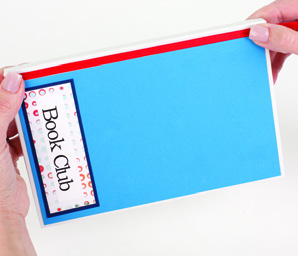 Erster Schritt: Bedecken Sie das Notizbuch mit blauem Karton.