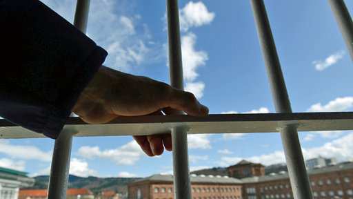 16.15 Uhr Ihr Thema: Hinter Gittern Rechte: WDR/ dpa Einblicke in eine verschlossene Welt Die Häftlinge träumen von dem Tag, an dem Sie in den Himmel ohne Gitterstäbe schauen können.