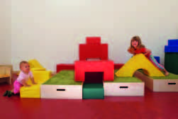 Spielpolsterset - 10-teilig 10 Schaumstoffteile mit strapazierfähigem, waschbarem Kunstlederbezug in rot, blau, gelb und grün - für fantasievolles Spielen, Bauen, Turnen - platzsparend und jederzeit