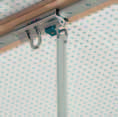 Wandschlitten für T-Schiene Dieser Schlitten mit Schäkel für die vertikale Anwendung lässt sich durch die praktische Verstellarretierung schnell und unkompliziert alle 5cm auf der T-Schiene fixieren.
