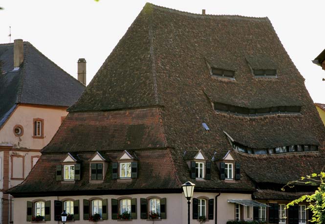 22 Wissembourg (Weißenburg) 472el ti haus (6) mit seinem dreieckigen Giebel und Uhrturm stammt aus dem 8. Jh.