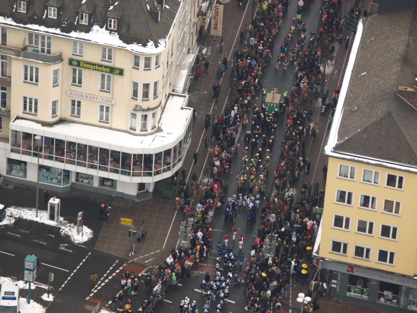 Straßenbild 2009 Aus dem Polizeibericht: Im Ergebnis kann festgehalten werden, dass im letzten Jahr die durch Alkoholkonsum der Jugendlichen produzierten