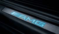 AMG Einstiegsschienen AMG Fußmatte AMG Tür-Pin Einstiegsschiene, beleuchtet Der blau beleuchtete Mercedes-Benz Schriftzug wird bei jedem Ein- und Aussteigen durch Öffnen der Tür aktiviert.