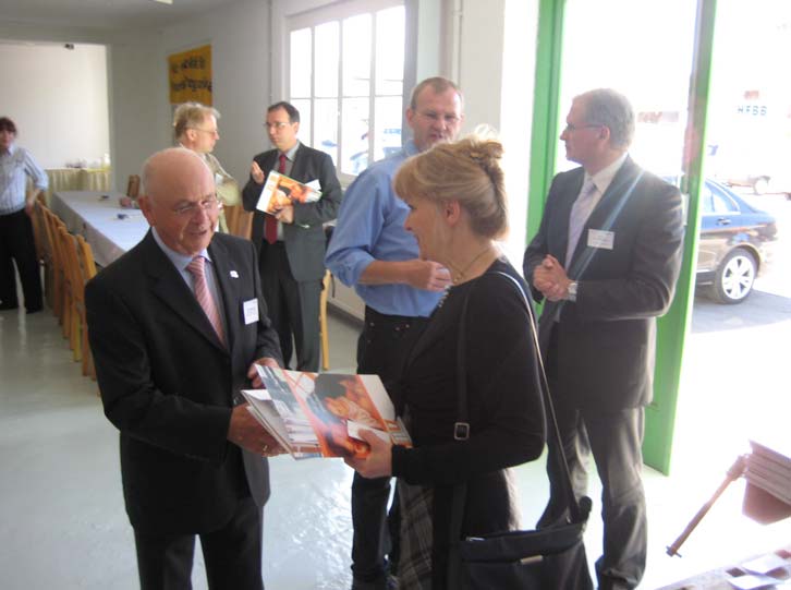 Geschäftsführer Karsten Häber (rechts) führte die Gäste durch die Produktionshalle in Forst-Sacro Heinz Blumenstein