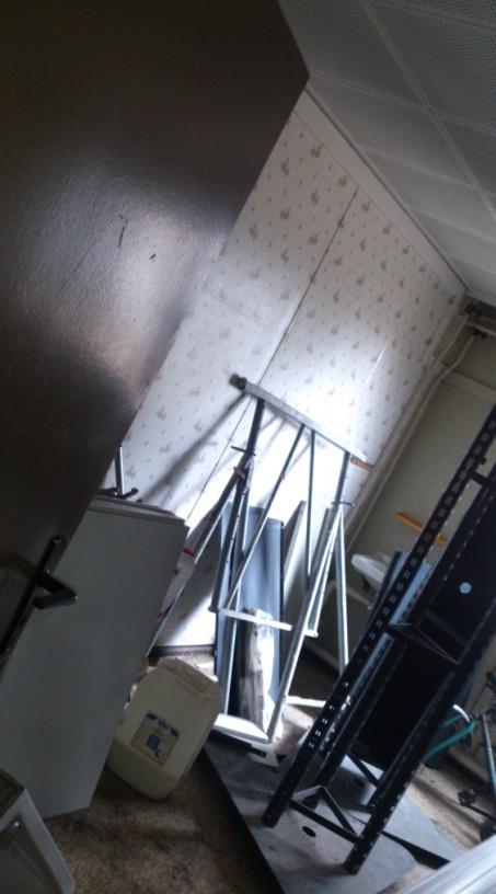 Raum H02_EG16: - Fußboden begehbar und mit Linoleum verlegt - Beidseitig beplankte Spanplattenwände, tapeziert und weisen keine Schäden auf - Abgehängte