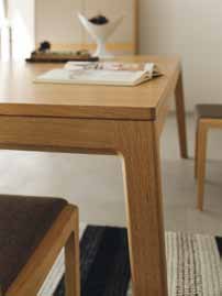 Leicht und elegant, modern und doch verwurzelt in der Designtradition ist der mylon Tisch mit seinen ausgestellten, grazilen Beinen und der wie schwebend wirkenden Tischplatte.