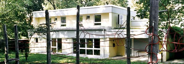 Wir über uns Das Albert-Schweitzer-Kinderdorf in Hanau ist eine pädagogisch- therapeutische Einrichtung der Jugendhilfe. Träger ist der Albert-Schweitzer-Kinderdorf Hessen e.v.