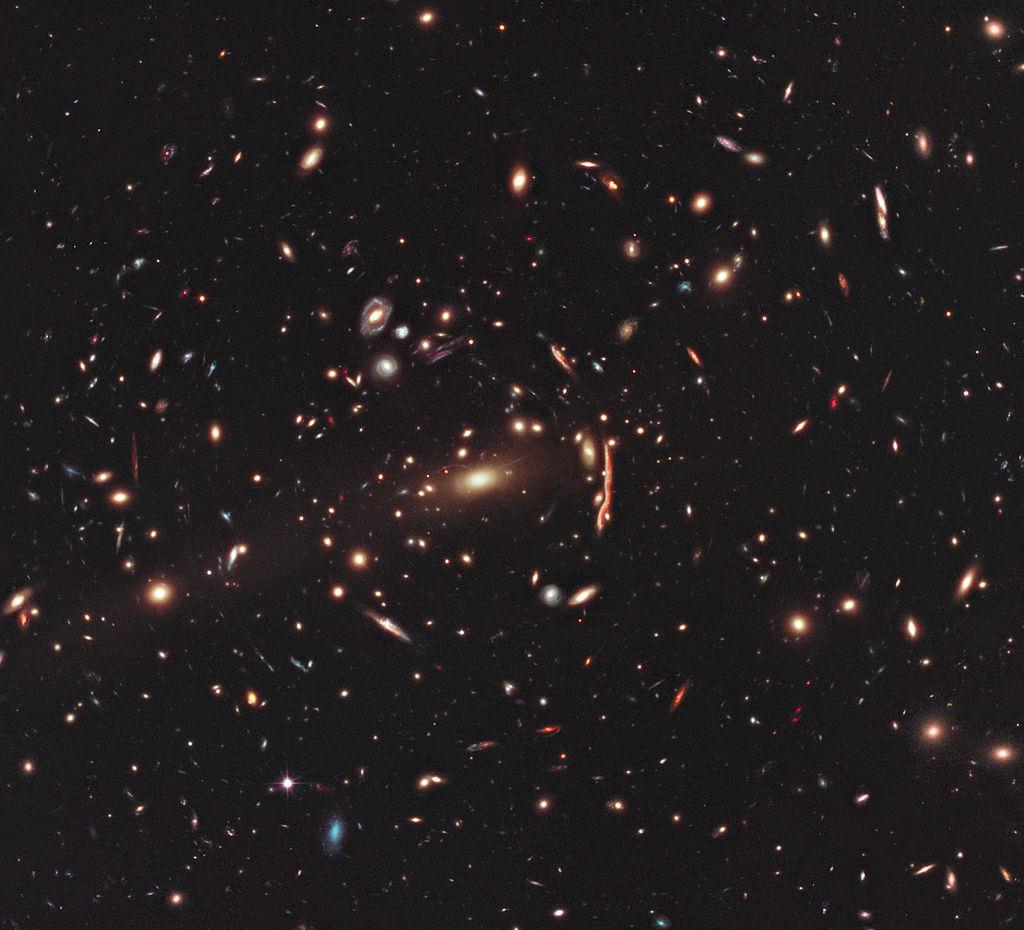 MACS 1206 Sternbild Rabe 4,5 Mrd. Lichtjahre entfernt Der Weg des Lichts wird gekrümmt.