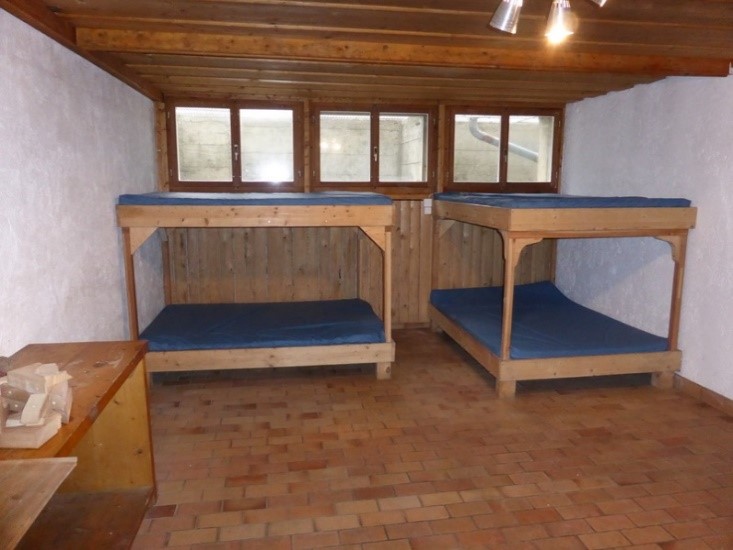 Untergeschoss Räume für die Leiter Aufenhaltsraum Ofen 2 Kajütenbetter à 200 x 140 cm (4 8