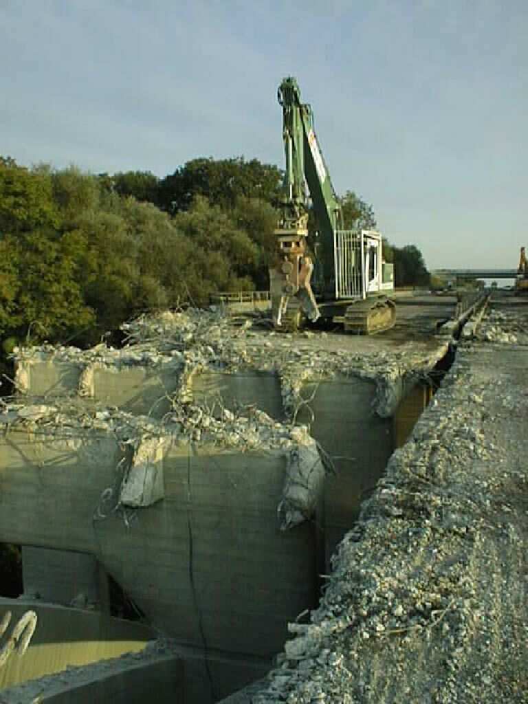 X. Lutzenberger, Pfaffenhausen Straßenbauamt Neu-Ulm Abbruch der Donaubrücke Offingen September bis Oktober 2002 ca. 1.