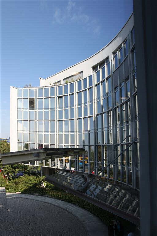 Objektbeschreibung: Das durch seine auffallend geschwungene Glasfassade bekannte Bürogebäude "K2" wurde 1995 erbaut. Es verfügt über eine großzügige Tiefgarage mit Einzelstellplätzen.