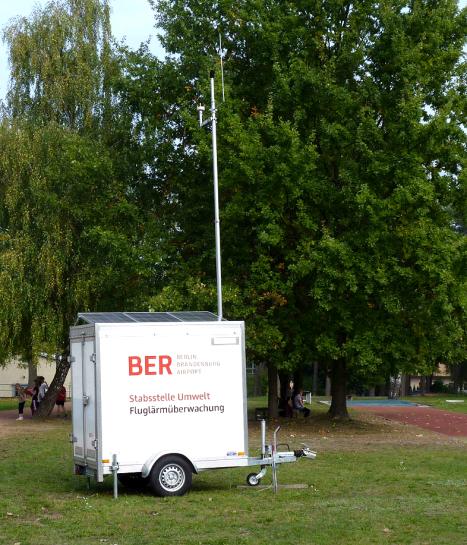 Standort Die mobile Fluglärmmessstelle wurde in Ludwigsfelde-Süd auf dem Gelände des Marie-Curie-Gymnasiums in der Ernst-Thälmann-Straße 17 aufgestellt.