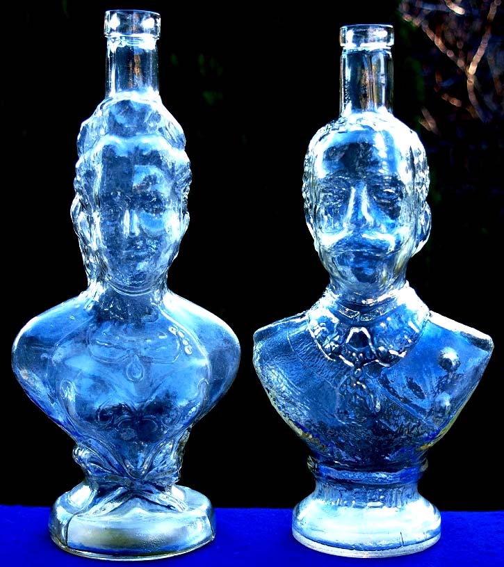 Abb. 2012-1/05-01 (Maßstab ca. 50 %) Rosoglio-Flaschen Königin Elena und König von Italien Vittorio Emanuele III., reg. 1900-1946 farblose, press-geblasene Flaschen, H 31 cm, B?