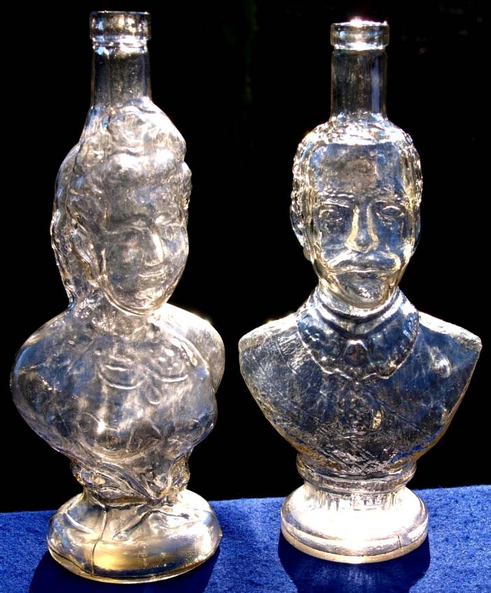 Abb. 2012-1/05-04 (Maßstab ca. 50 %) Rosoglio-Flaschen Königin Elena und König von Italien Vittorio Emanuele III., reg. 1900-1946 farblose, press-geblasene Flaschen, H 31 cm, B?