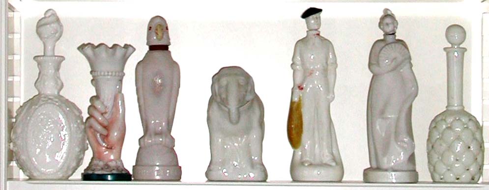 Abb. 2003-4/037, Abb. 2003-4/038, Abb. 2003-4/039 press-geblasene figürliche Flaschen, opak-weißes Glas, teilw.