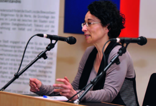 25 Jahre Friedensstadt Linz 29 Die Wiener Philosophin und Journalistin Isolde Charim hielt im Rahmen der Festveranstaltung einen Vortrag zum Thema Krieg
