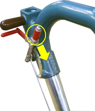 Uvedenie zariadenia do prevádzky Skontrolujte, či je smer otáčania valca rovnaký ako smer označený na kryte brúsneho pásu.