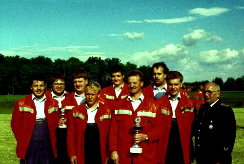 Sieger: Gruppe Zahrensen mit ihrem Ortsbrandmeister Friedrich Baden Überhaupt ist 1997 ein Jahr der Jubiläumsfeiern, denn am 16./17.08.