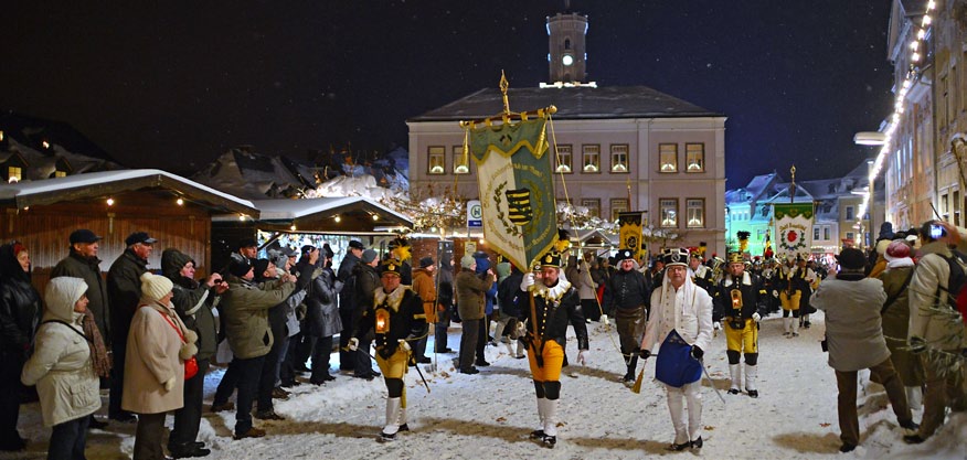 Freiberger Christmarkt 24.11. bis 22.12.2015 5.12. / 17.30 Uhr Bergparade im Fackelschein / Linie 400, 492 Annaberger Weihnachtsmarkt 27.11. bis 23.12.2015 20.12. / 13.