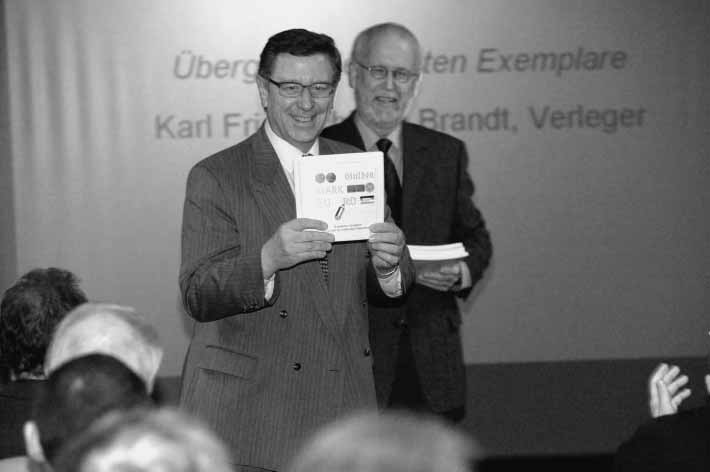 16 STADTARCHIV MANNHEIM INSTITUT FÜR STADTGESCHICHTE (ISG) Erster Bürgermeister Dr. Norbert Egger mit einem Exemplar der Kleinen Schrift»Gulden Mark Euro«.