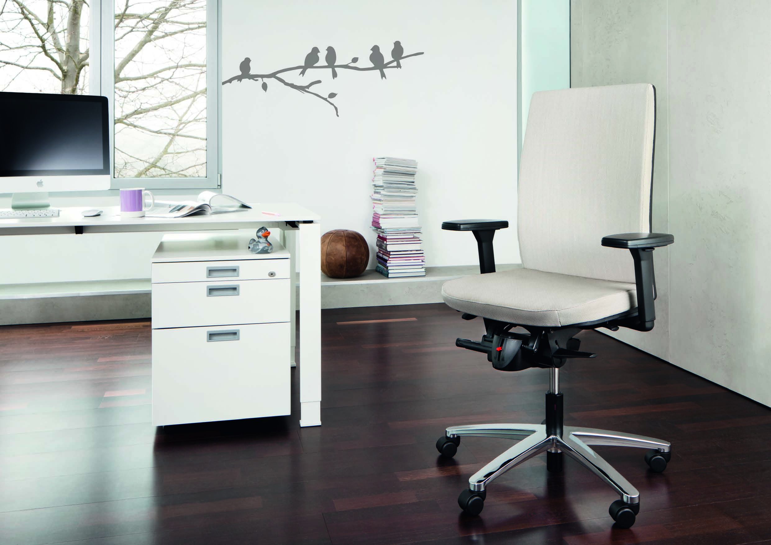 TENSA TS, ein Stuhl der sich anpasst zum Beispiel an die Einrichtung: Durch sein modernes Design und die große Auswahl an Farben und Materialien macht er sich in jeder Arbeitsumgebung gut.