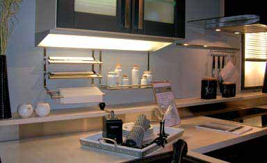 Gamma Leuchtstoff Halogen LED Langfeldleuchten Einleitung Leuchtstoff-Unterbauleuchte mit satiniertem Glas und Relingaufnahme Anwendung: spezielle Arbeitsplatzbeleuchtung für Küchen Anschluss: 220