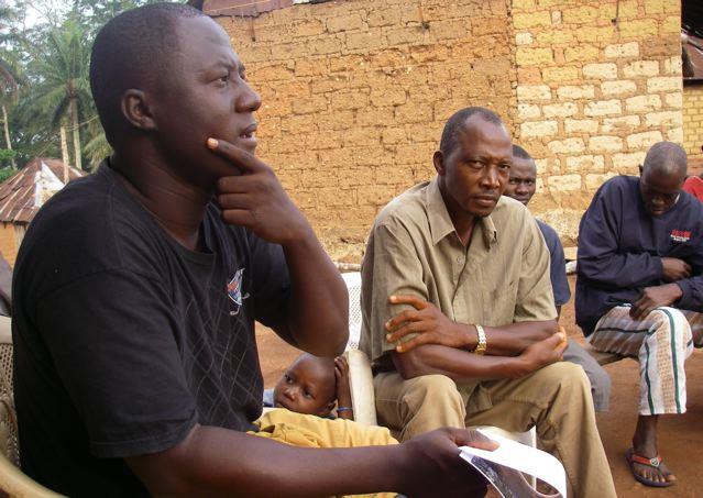 Erörterung des Brunnenbaus mit dem Ältestenrat von Yegbedu im März 2013 (von links: M.
