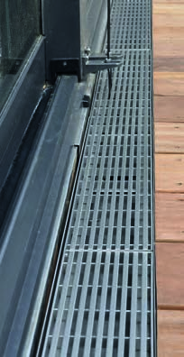 Technische Perfektion bis ins Detail Sowohl in Edelstahl als auch in der Ausführung Stahl verzinkt passt sich das System ACO Fassadenrinne Profiline allen architektonisch anspruchsvollen Bauvorhaben
