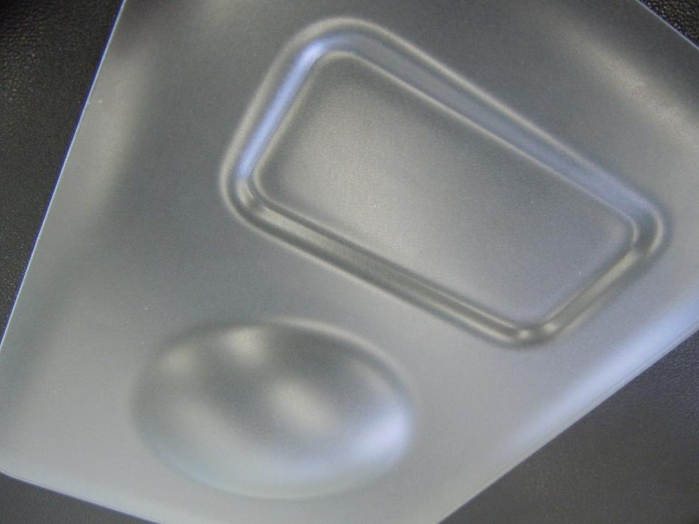 Umformverfahren von Glas - Einschränkungen Klassische Verfahren zum Umformen von Glas sind das Press-oder Senkbiegeverfahren Dabei wird das umzuformende Glas erwärmt und einerseits durch einen