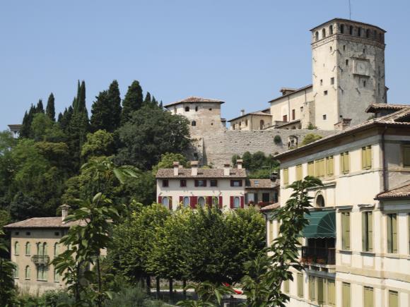 Adelige Städte und reizvolle Dörfer, fruchtbares Land und verführerische Berge, prächtige Villen und vornehme Palazzi eine außergewöhnliche Stimmung erwartet Sie im Veneto.
