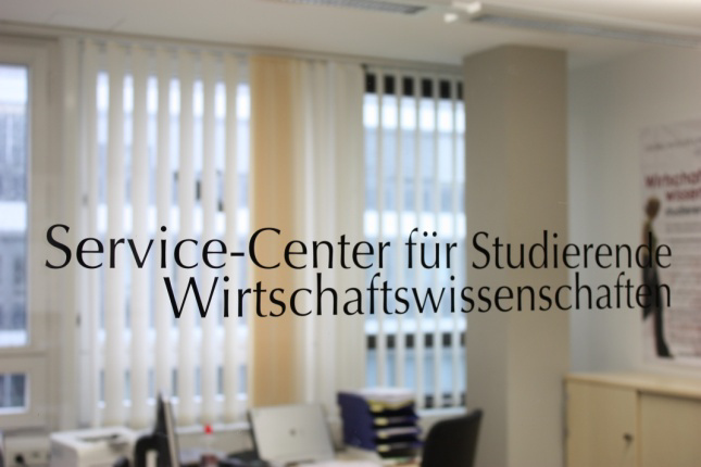 Weitere Informationen Service-Center für Studierende Georg-August-Universität Göttingen Platz der Göttinger Sieben 3 37073 Göttingen