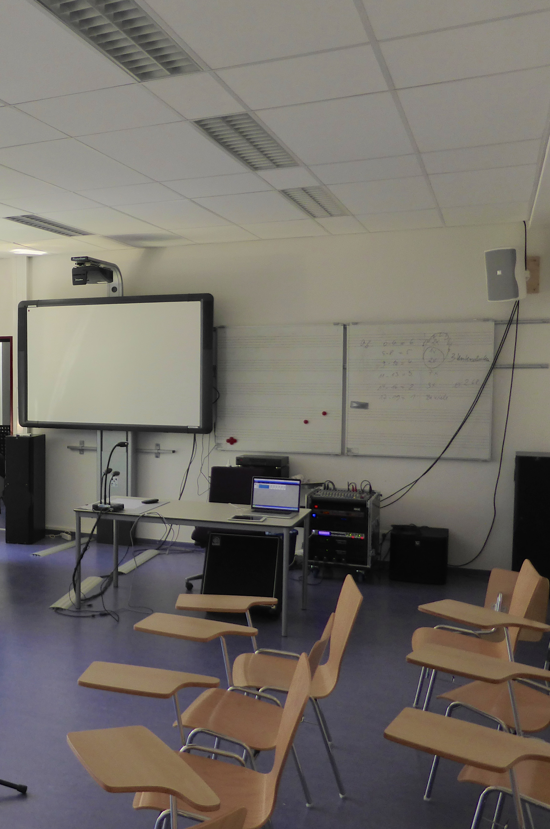 Fallbeispiel: Schule Projektbeschreibung Installation einer Beschallungsanlage in einem Klassenraum für den Musikunterricht Zielsetzung Originalgetreue Wiedergabe von Musikund Sprachinhalten Einfache