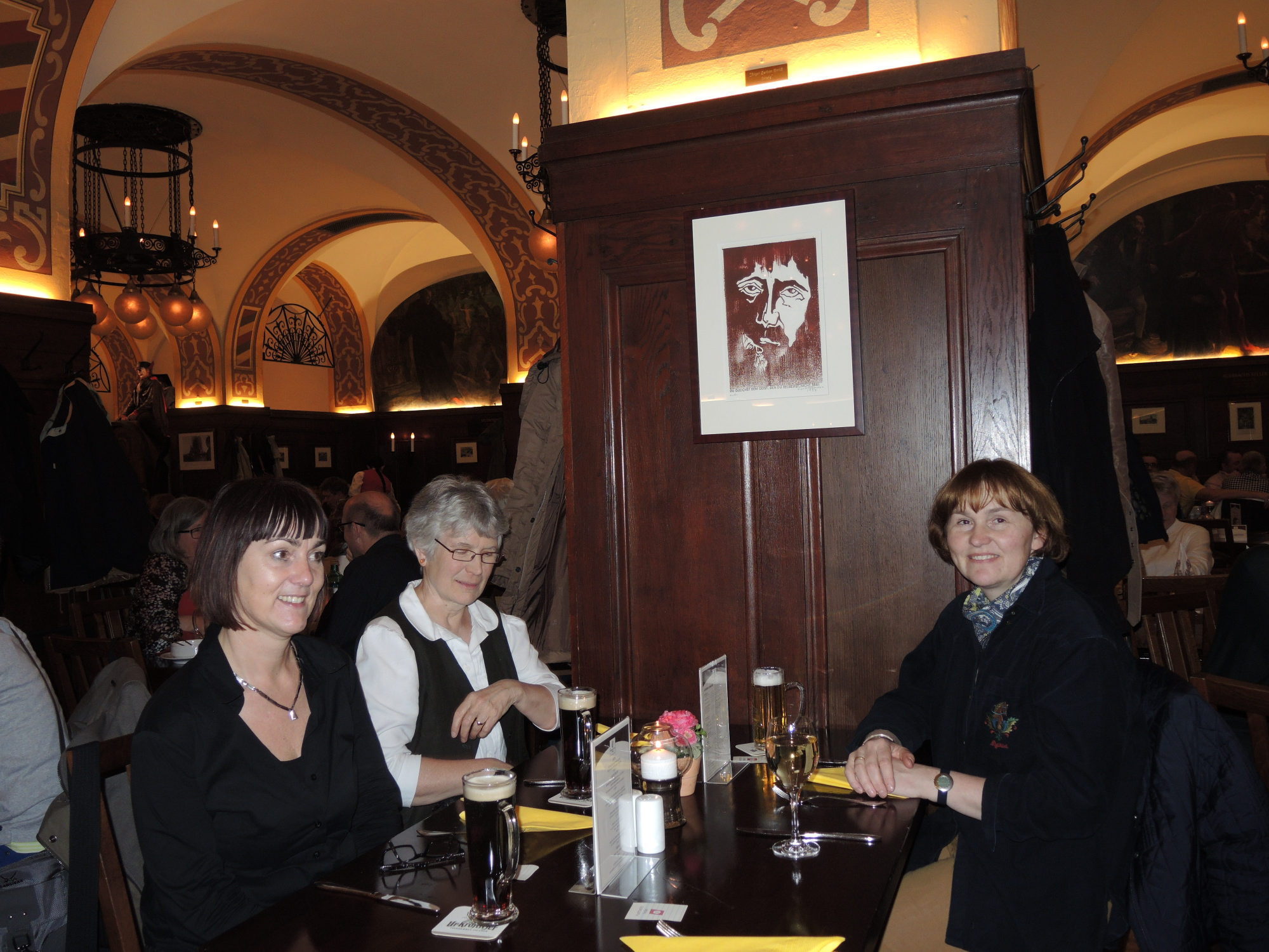 Die symbolische Übergabe eines Sparschweins an Wiebke Bock als Schatzmeisterin des Landesverbandes Niedersachsen. Nach der Preisverleihung wurde das festliche Buffet für alle Gäste eröffnet.