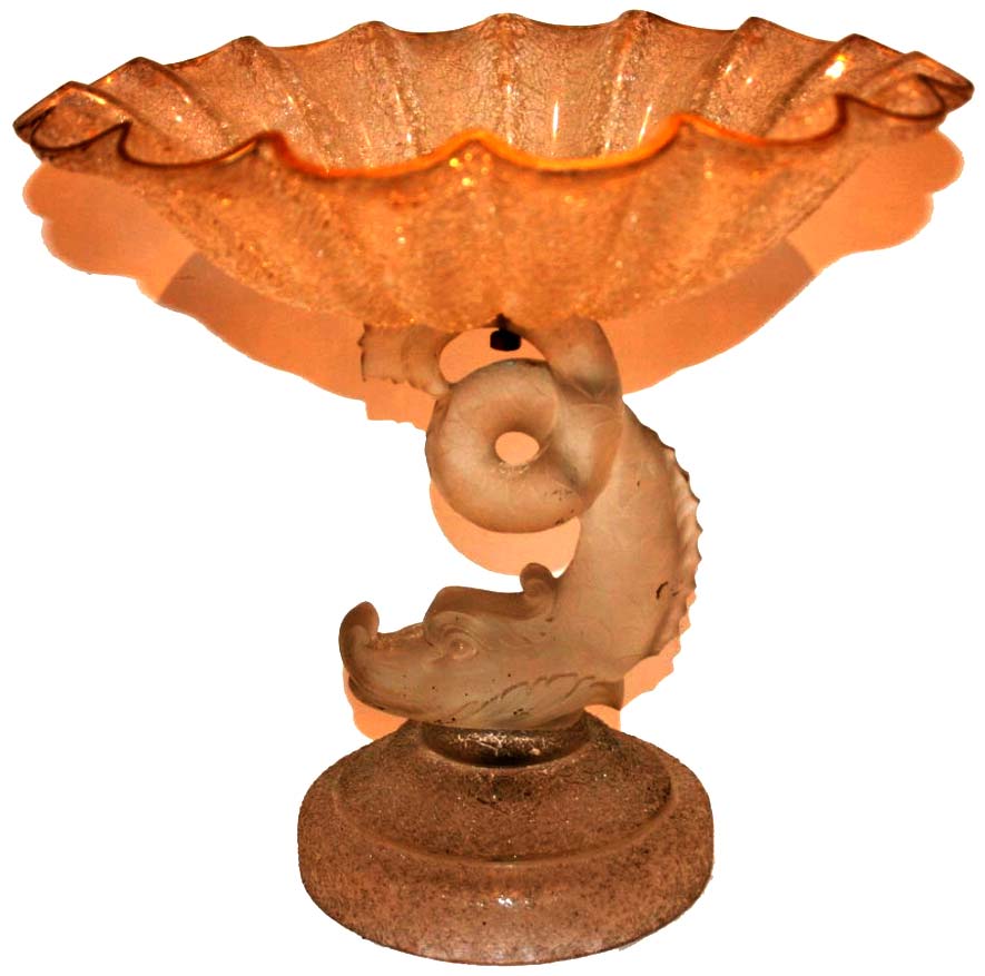 Abb. 2013-1/66-01 Gewellte Schale mit einem Delphin mit geringeltem Schwanz, farbloses Glas mit Goldrand, runde Plinthe, D 30,5 cm, H 30 cm Hersteller unbekannt, um 1900, vgl. PK Abb. 2005-2/056, Abb.
