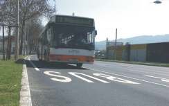 DIE UMSETZUNG DES LEITBILDES Öffentlicher Verkehr Erweiterung der Busspuren Beschleunigung von Buslinien