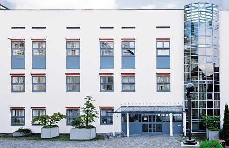 24 Landkreis Passau Drei Standorte ein Auftrag Wie stellt man modernen Verwaltungsservice in einem Flächenlandkreis mit 187.000 Einwohnern sicher?