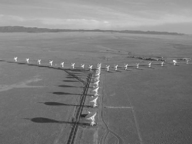 34 1. Abstände in Punktmengen Abbildung 1.17: Very Large Array in New Mexico (Image courtesy of NRAO/AUI). Band 4 P L C X U K Q Wellenlänge in cm 400 90 20 6 3,6 2 1,3 0,7 Tabelle 1.
