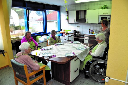 VON UNS FÜR UNS Beschäftigungsangebote in unserer Senioren-Residenz Die wöchentliche Kochgruppe Jeden Montag treffen sich Bewohner, um gemeinsam zu kochen.